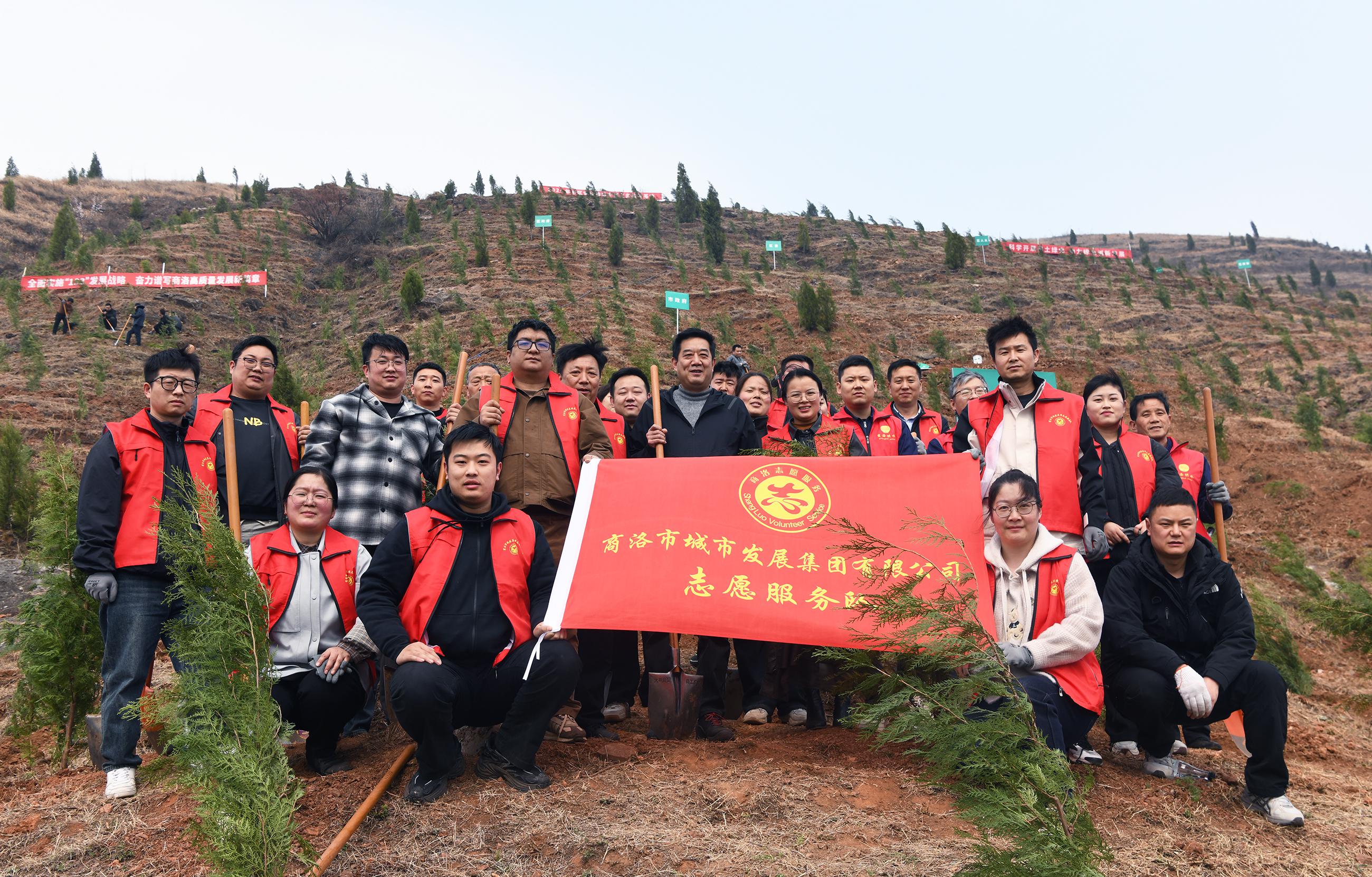 學(xué)雷鋒見(jiàn)行動(dòng) 植樹(shù)護(hù)綠我先行&mdash;市城發(fā)集團(tuán)機(jī)關(guān)黨支部開(kāi)展植樹(shù)節(jié)志愿服務(wù)活動(dòng)